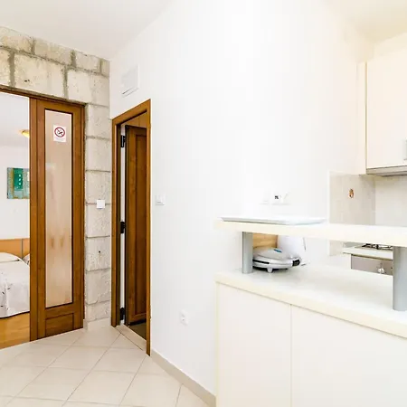 Nikola - One Bedroom With Terrace And Garden View Harmony Apartman