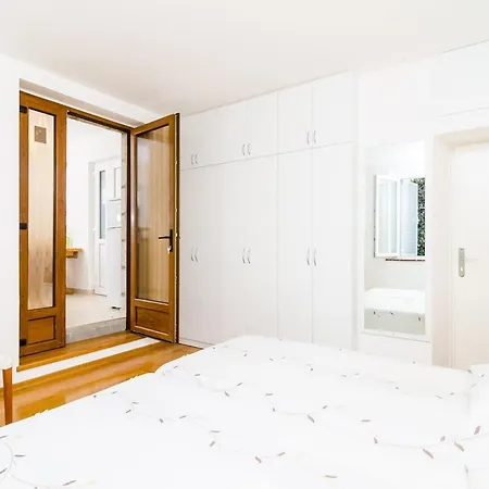Apartman Nikola - One Bedroom With Terrace And Garden View Harmony